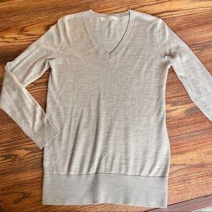 LOFT Ann Taylor V Neck Light Sweater - Siz…
